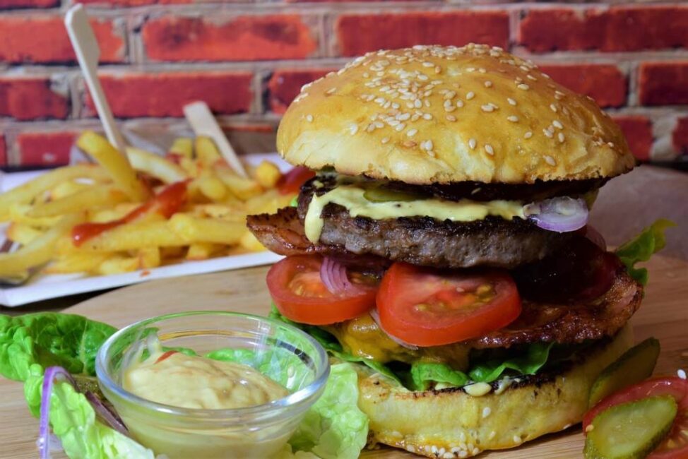 Ile kalorii ma podstawowy cheeseburger McDonald's